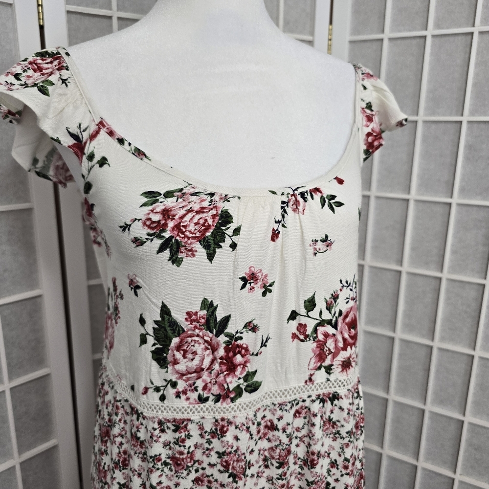 #38.By The River Rose print maxi dress with crochet details - Picture 4 of 10